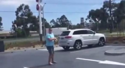 圖一：澳大利亞男子發(fā)飆的樣子被兩個(gè)兒子偷拍，并將視頻取名為“憤怒的老爹”上傳至網(wǎng)絡(luò)。