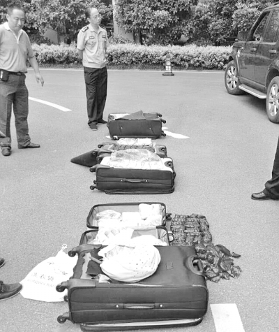 圖為民警搜出的毒品。