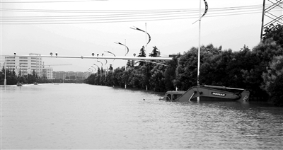 6月28日，南京暴雨致云臺(tái)山河漫堤，祿口機(jī)場(chǎng)高速雙向封閉 供圖/CFP