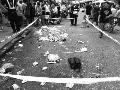 7月11日，群眾在事發(fā)現(xiàn)場外圍觀。新華社發(fā)