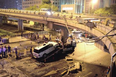 路虎車被扶正后，救援車將其拖離現(xiàn)場。