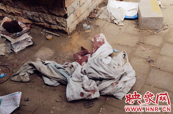 現(xiàn)場一張被單上沾滿血跡。