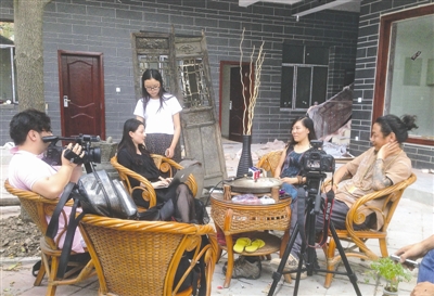 23日，顧少?gòu)?qiáng)接受成都媒體采訪