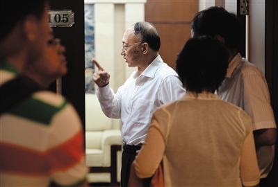 劉鵬局長走出會場。昨日的足球改革發(fā)展工作會議上，國家體育總局為中國足球“開了一扇門”。