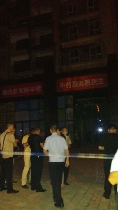 事故現(xiàn)場警方已經(jīng)拉起警戒線 事故現(xiàn)場警方已經(jīng)拉起警戒線