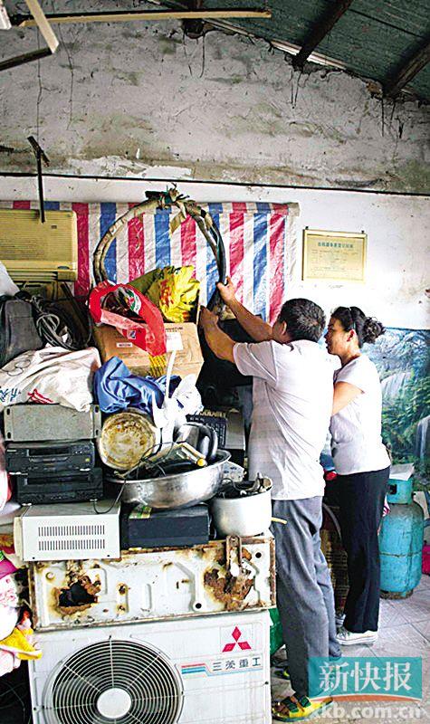 劉伯與妻子李姨在收拾剛回收的幾件小電器。