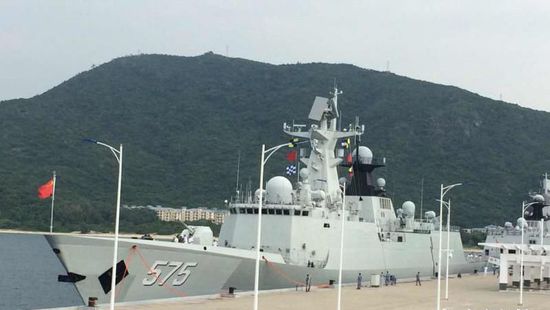 中國海軍艦艇編隊12日上午從三亞起航，參加“和平友誼-2015”中馬兩軍首次實兵聯(lián)演。
