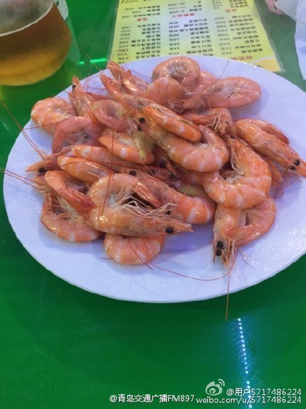 資料圖：網(wǎng)曝青島大排檔宰客，大蝦結(jié)賬時(shí)38元1只。