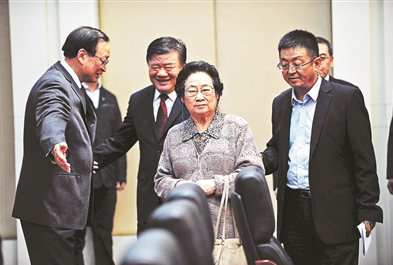 屠呦呦首先進(jìn)入會(huì)議現(xiàn)場 屠呦呦首先進(jìn)入會(huì)議現(xiàn)場