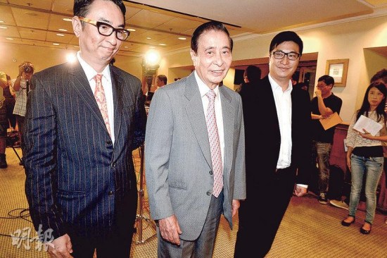 四叔李兆基（中）、長(zhǎng)子李家杰（左）及次子李家誠(chéng)