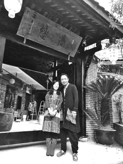 顧少強和丈夫在自己的客棧前合影,作為結(jié)婚照。照片由受訪者提供