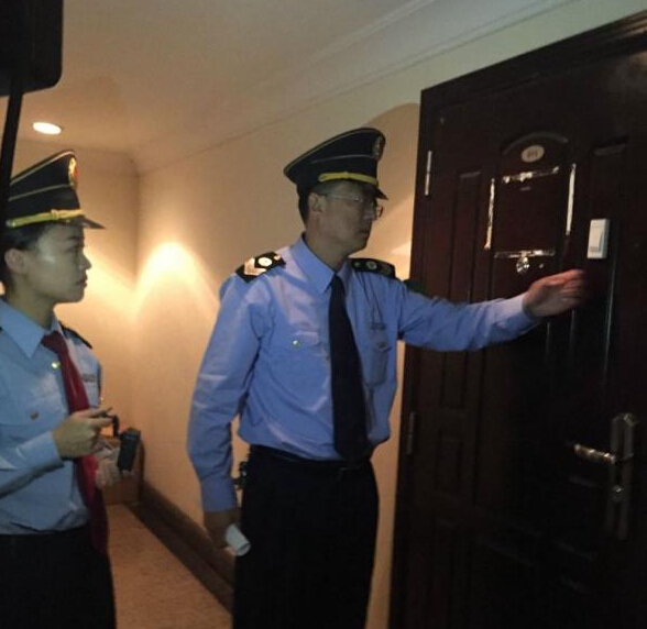 青島市衛(wèi)生監(jiān)督所的工作人員在郝愛(ài)勇診所執(zhí)法。