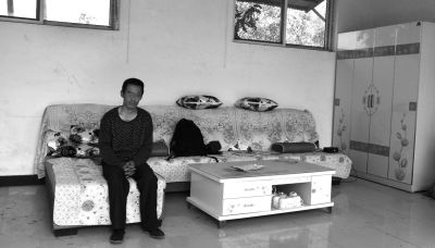 交完彩禮錢(qián)，牛志忠?guī)缀跎頍o(wú)分文，家里的沙發(fā)、茶幾、衣柜都是凌光輝買(mǎi)的。京華時(shí)報(bào)記者張恒攝