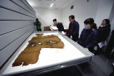 萬歷皇帝穿過的龍袍已經(jīng)碎裂失去色彩。