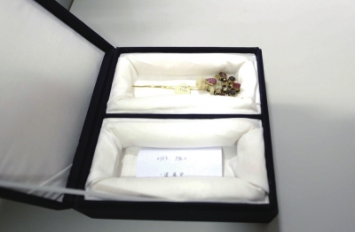 存放于匣內(nèi)的金簪華美依舊。