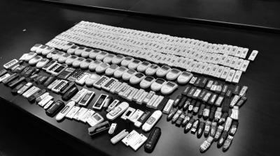 警方在行動(dòng)中繳獲的地下錢(qián)莊持有的銀行卡和手機(jī)、U盾等作案工具。