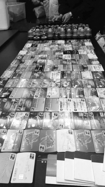 警方在行動(dòng)中繳獲的地下錢(qián)莊持有的銀行卡和手機(jī)、U盾等作案工具。