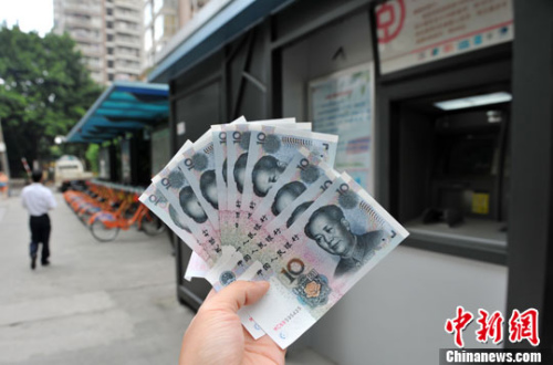 “如果是千元左右的跨行轉賬，都會先充值到支付寶，然后再轉到相應銀行賬戶中”，肩負3000多元月供的北京白領小李告訴中新網(wǎng)記者，這樣操作起來方便、省時，還免去下載好幾個銀行客戶端的麻煩。