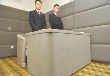 審訊室、居住室內(nèi)的桌椅板凳都進(jìn)行了軟包。