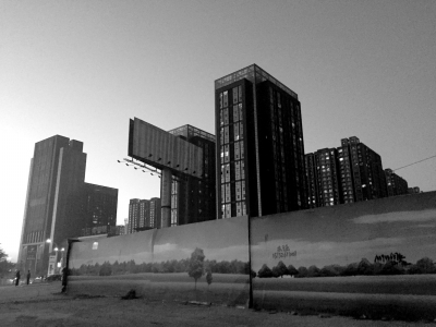 荒地西、南、北三面被2米多高的圍欄圍住。