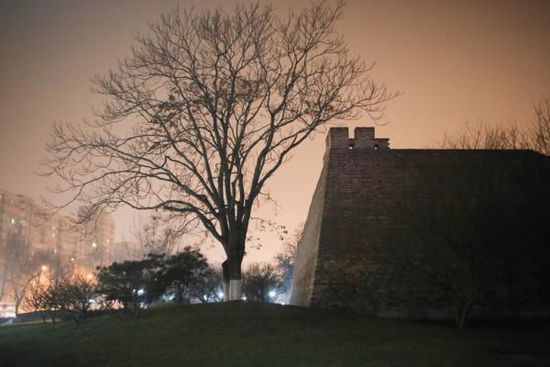 2015年12月20日，北京。霧霾之中，燈光之下的明長城遺址公園。