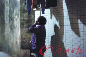 女姐在講述自己老伴幾年前在保姆的“照料”下去世的經(jīng)歷，神色悲傷。廣州日報記者陳憂子 實習(xí)生郭嘉亮攝