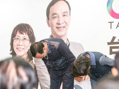 國(guó)民黨明天下午將召開(kāi)臨時(shí)中常會(huì)，決定由誰(shuí)擔(dān)任代理主席。圖為朱立倫與王如玄上午到競(jìng)選總部，向支持自己競(jìng)選的志工們一一致意，感謝他們的陪伴。圖片來(lái)源：臺(tái)灣《聯(lián)合報(bào)》