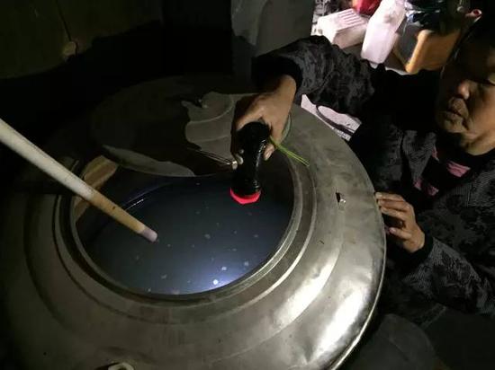 洞庭湖缺水，2015年11月，湖南省南縣石壩村肖喜福老人家中面臨的水質(zhì)型缺水難題。近20多年來，家里打了兩次深井，如圖所示，井水呈乳白色，鐵錳嚴重超標，無法飲用。新華社記者周楠攝