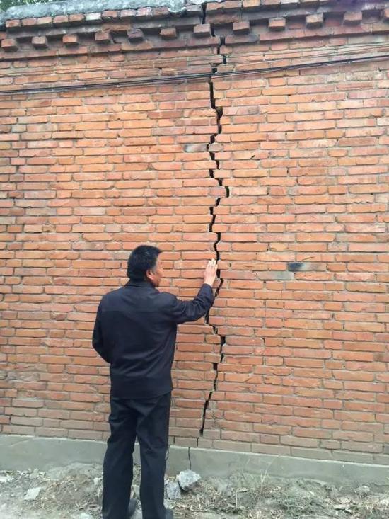 2015年10月20日，河北省柏鄉(xiāng)縣地下水超采區(qū)，地面沉降，一些村民家墻壁、地面都有裂縫。新華社記者郭雅茹 攝