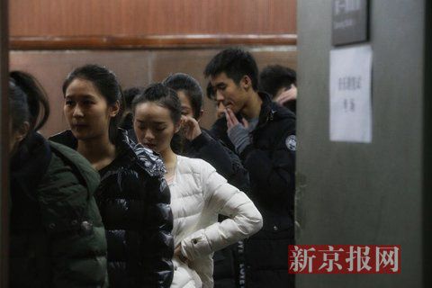 音樂劇系考生在備考區(qū)域等待考試。新京報(bào)記者 周崗峰 攝