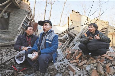 2014年1月，取保候?qū)彽乃螤?zhēng)光和父母看著殘敗的房子，默默流淚