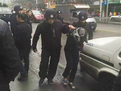 達州市警方押解剛被抓獲的犯罪嫌疑人褚思練（裹頭巾者）。 本組圖片/新華社