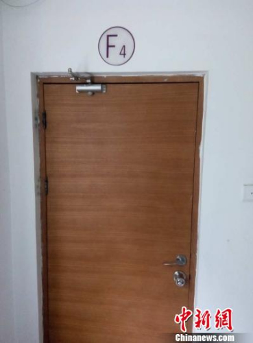6日，事發(fā)樓層四層消防通道門被封死。呂春榮 攝