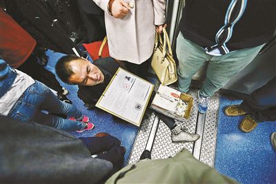 在賣藝時(shí)，李大鵬會(huì)把判決結(jié)果掛在胸前