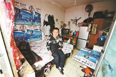 早晨收拾停當(dāng)后，李大鵬準(zhǔn)備前往地鐵賣藝