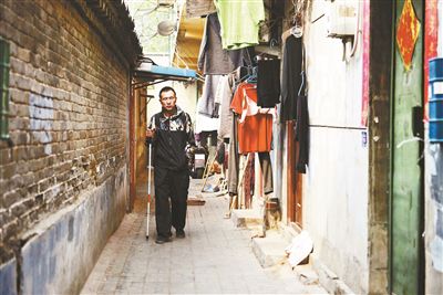 雖然曾被報(bào)道擁有兩套房產(chǎn)，李大鵬實(shí)際的租住地在一片棚戶區(qū)里