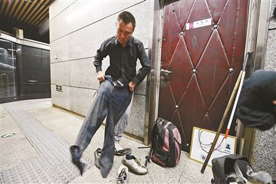 只有在賣藝時(shí)，李大鵬才會(huì)換上破舊的衣服