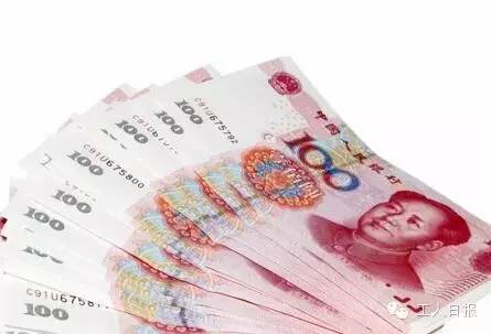 按照4月1日起上海執(zhí)行的月最低工資標(biāo)準(zhǔn)2190元計(jì)算，勞動(dòng)者在5月1日當(dāng)天加班，每天的加班工資至少有302元。如果3天都加班、不調(diào)休，加班工資至少有704元。