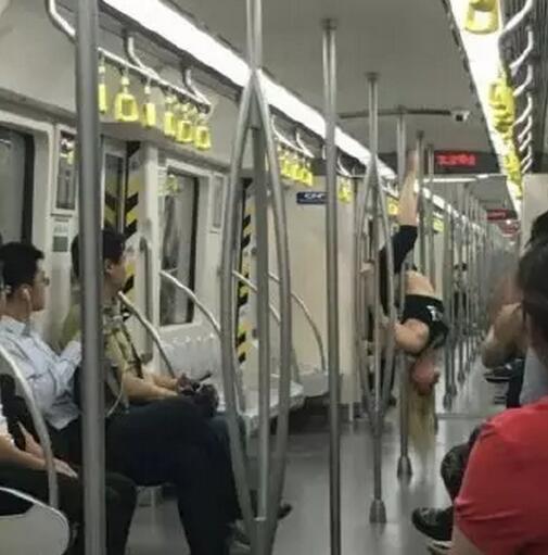 女子在地鐵上跳鋼管舞。