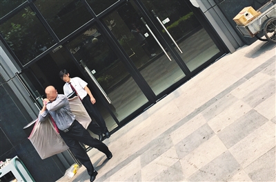 昨日11時(shí)許，新華聯(lián)國(guó)際公寓門口，一男子將電視等賭具轉(zhuǎn)移，后被警方控制