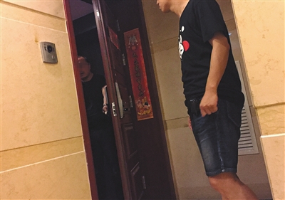 新華聯(lián)國(guó)際公寓23層，辦案民警陸續(xù)進(jìn)入涉案房間