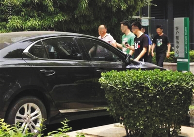 昨日下午，北京警方從新華聯(lián)國(guó)際公寓內(nèi)帶出一名男子