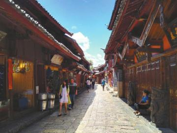 6月3日中午，麗江古城街道上游客稀少。