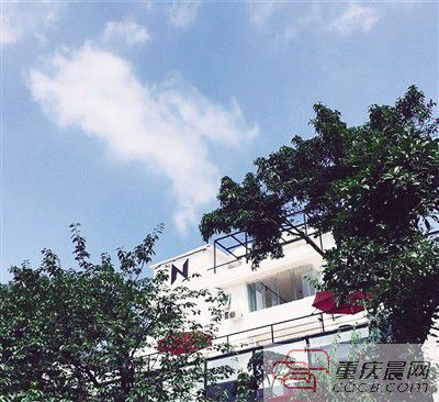 書店外觀設(shè)計感十足。