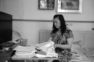原偉東的姐姐在家整理材料。京華時(shí)報(bào)記者陶冉攝