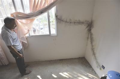 村民家中電視機(jī)的天線被閃電擊中，貼在墻上的線被燒毀