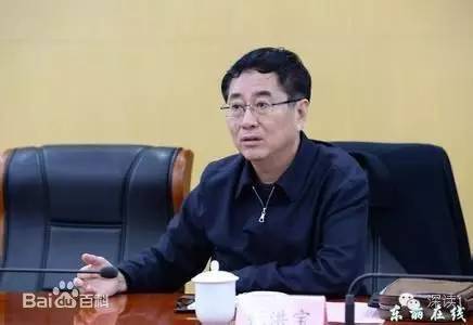 通報(bào)指出，張洪寶眼看著幾年前還不知名的個(gè)體老板搖身一變成為大企業(yè)家，心里既艷羨又發(fā)酸，滋生了“我為他們贏得了好的發(fā)展機(jī)遇，收些款物就權(quán)當(dāng)是對(duì)我這些年辛勤工作的一種補(bǔ)償”的念頭。于是他開始熱衷于與身邊的企業(yè)老板拉拉扯扯、勾肩搭背，剛開始只是幾頓飯、幾張卡，日積月累，越陷越深，不給錢不辦事，給了錢才辦事，在東麗人稱