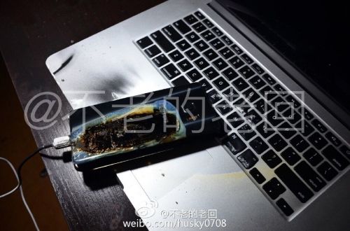 根據(jù)圖片來看，蘋果MacBook Pro筆記本觸控面板左邊部分被熏黑，而且該網(wǎng)友也提供了充電設(shè)備，就是三星Note 7原裝充電器。