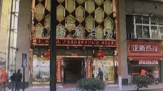 張阿姨說，附近柜臺一名工作人員，說什么也不讓她在這塊走廊哄孫女，幾句不和，雙方吵了起來。