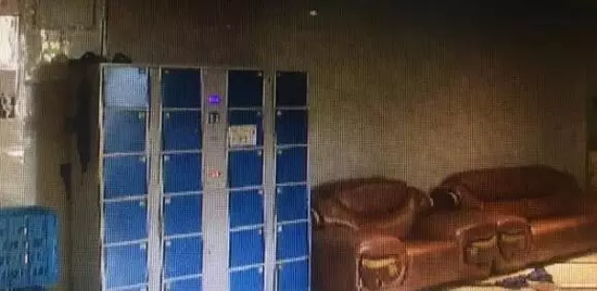 事后一家在浴場里燃放爆竹？